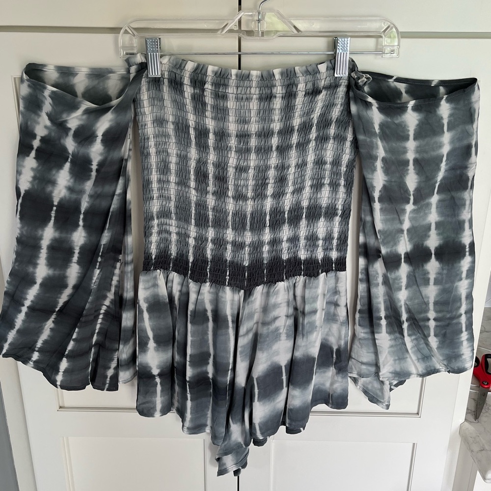 Romper with shoulder-less sleeves